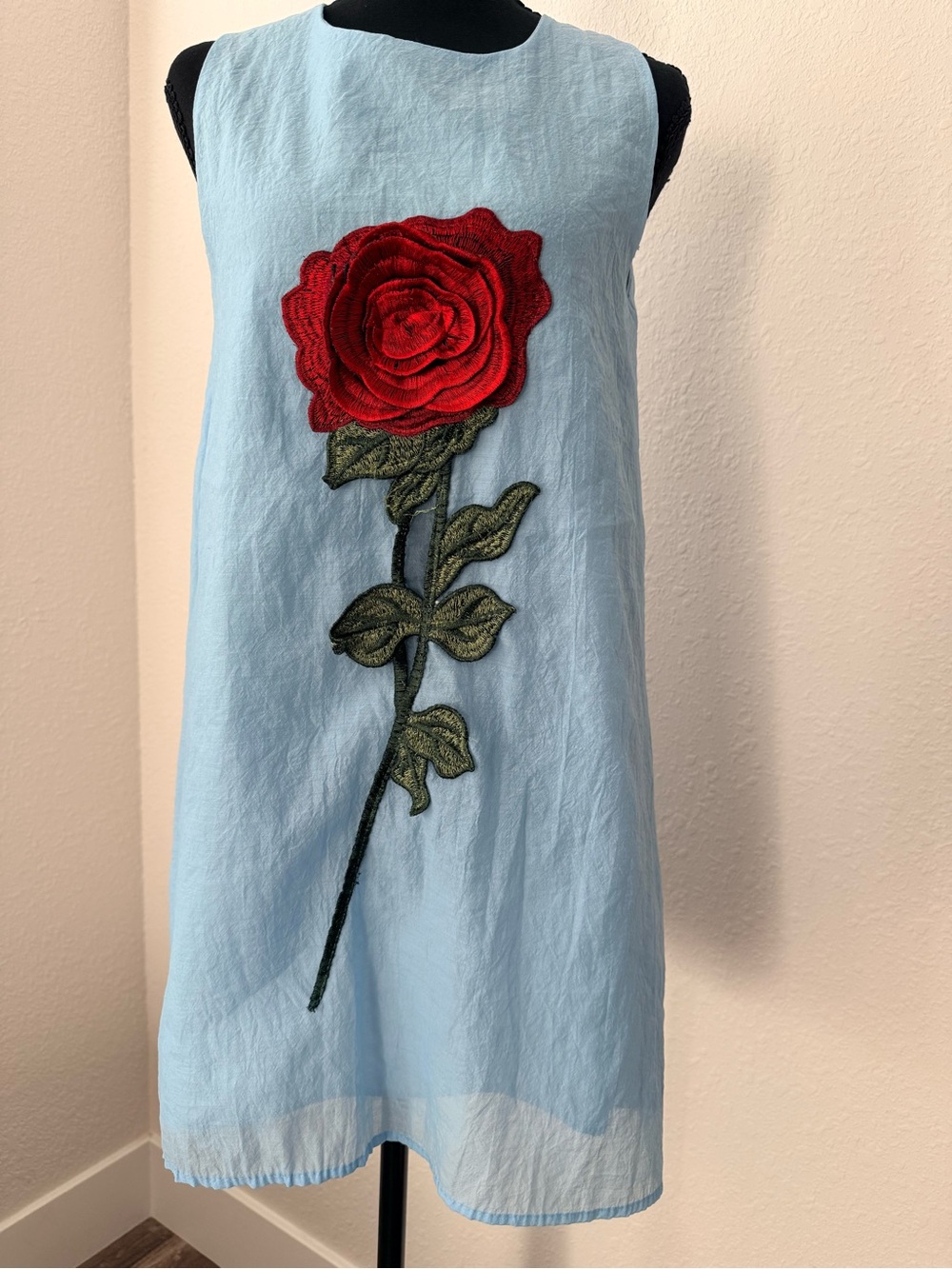 Light Blue Sleeveless Mini Dress with Red Rose Appliqué